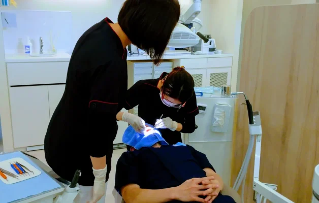 トレーニング中の歯科衛生士