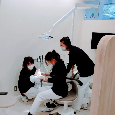 縁下歯石除去のトレーニング中の歯科衛生士