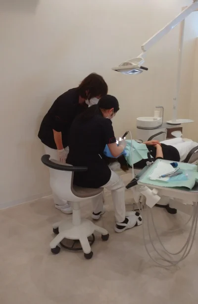 歯石除去のトレーニング中の歯科衛生士