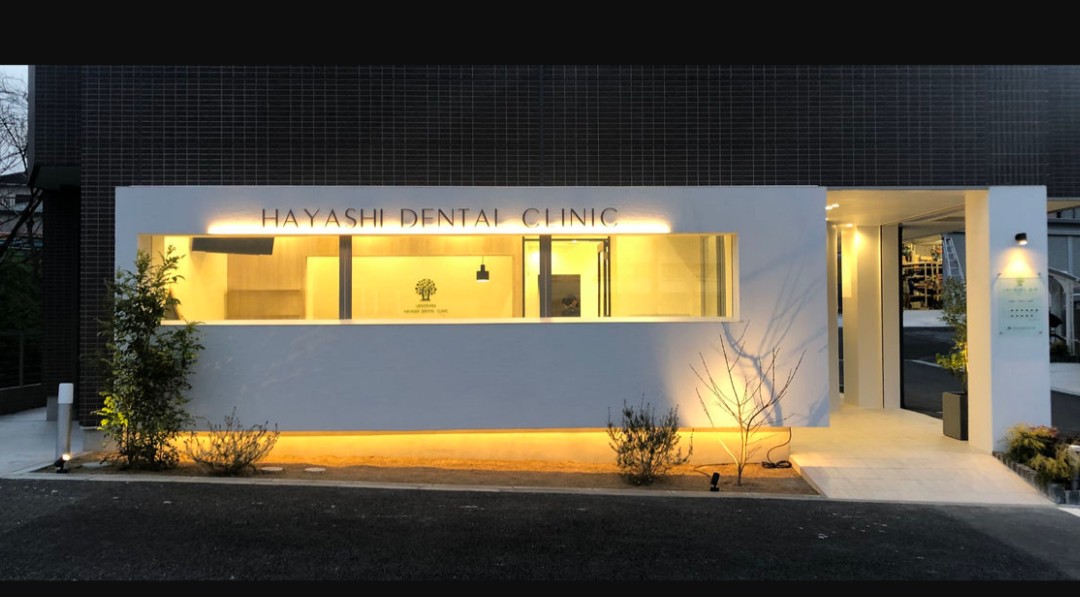 歯科医院の夜間のライトアップされた外観