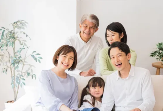笑顔の家族の写真