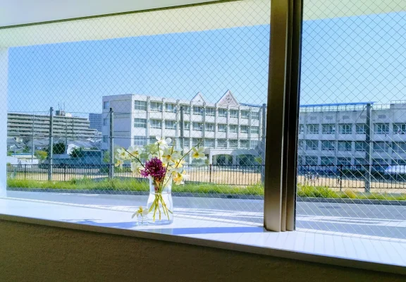 歯科医院の待合室にある花と上野芝小学校の校舎