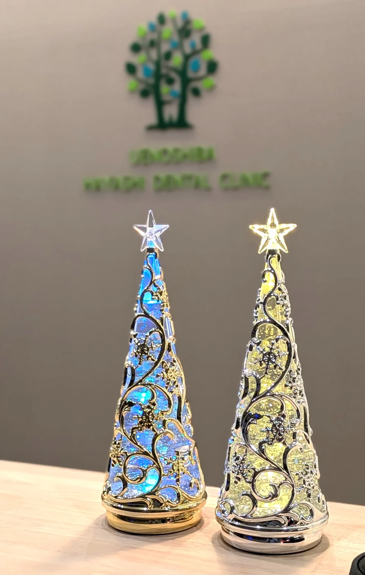 歯科医院にあるクリスマスのツリーの飾り