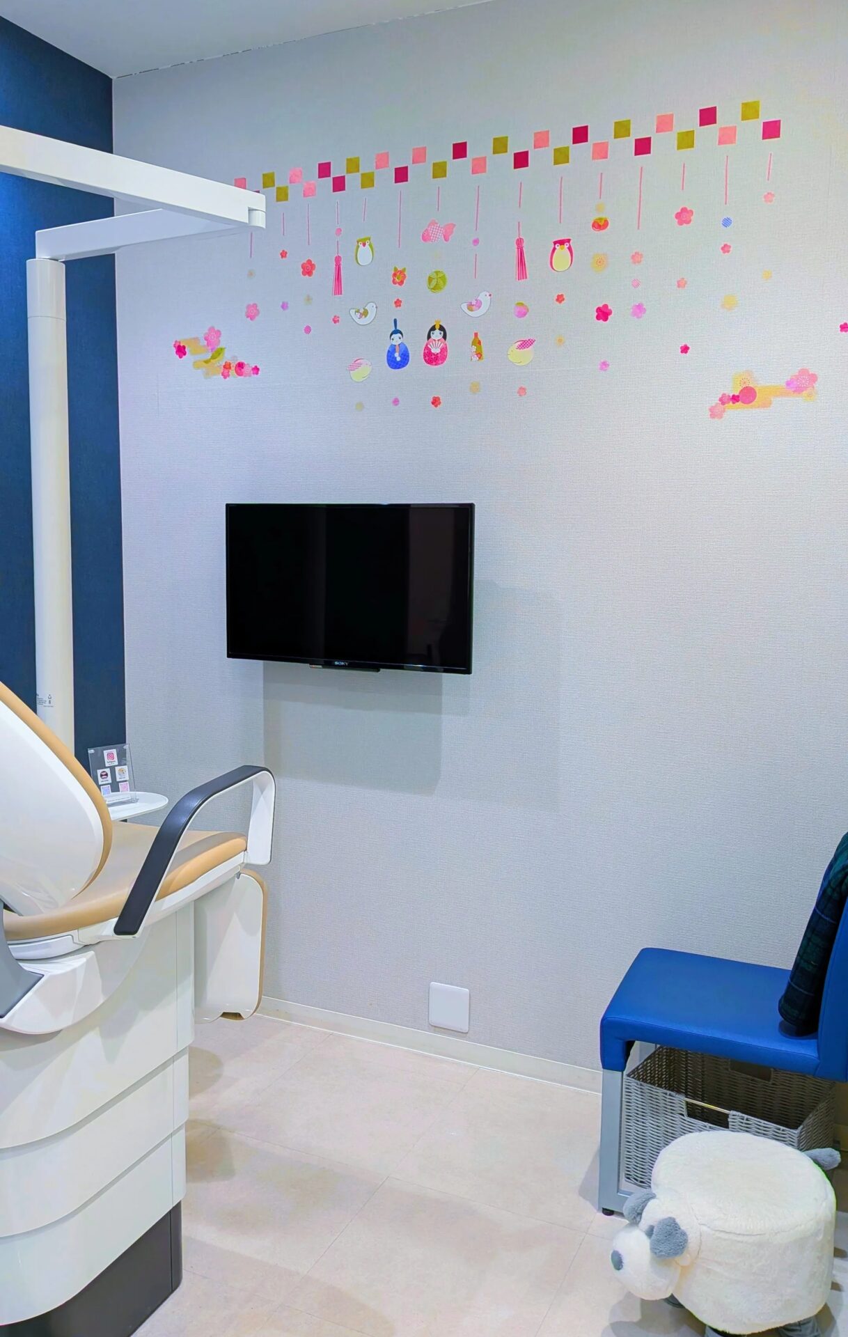 歯科医院のひな祭りの飾りをした診療室